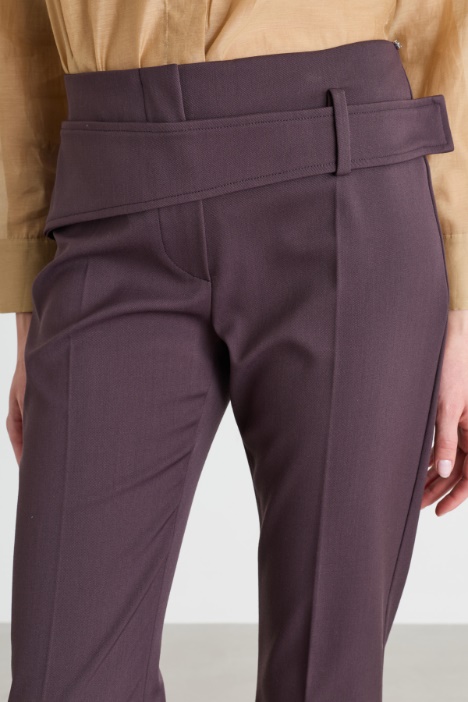 Pantalone slim in misto lana con cintura asimmetrica