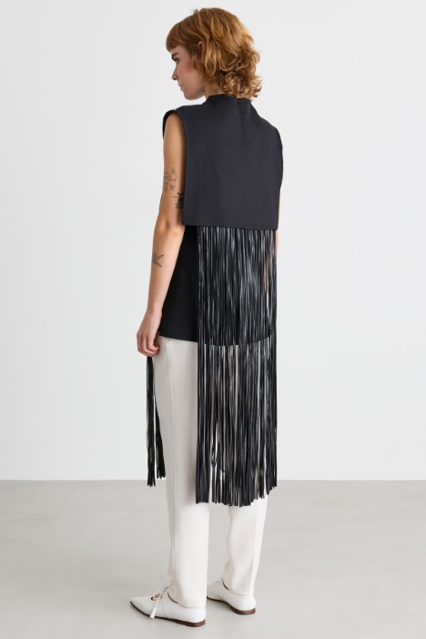 Top smanicato con frange