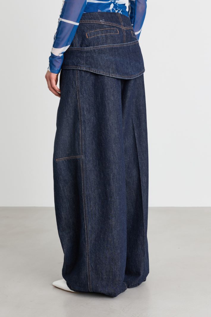 Oversize-Jeans mit tief sitzendem Diagonalgürtel - BLAU - Intrend - 4