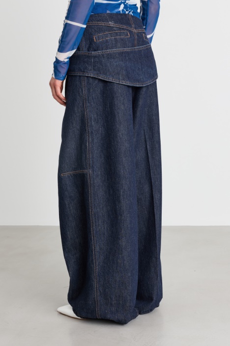 Jeans oversize con cintura diagonale bassa