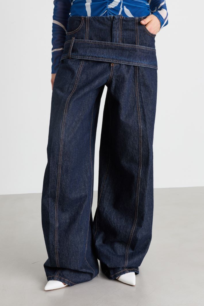 Oversize-Jeans mit tief sitzendem Diagonalgürtel - BLAU - Intrend - 2