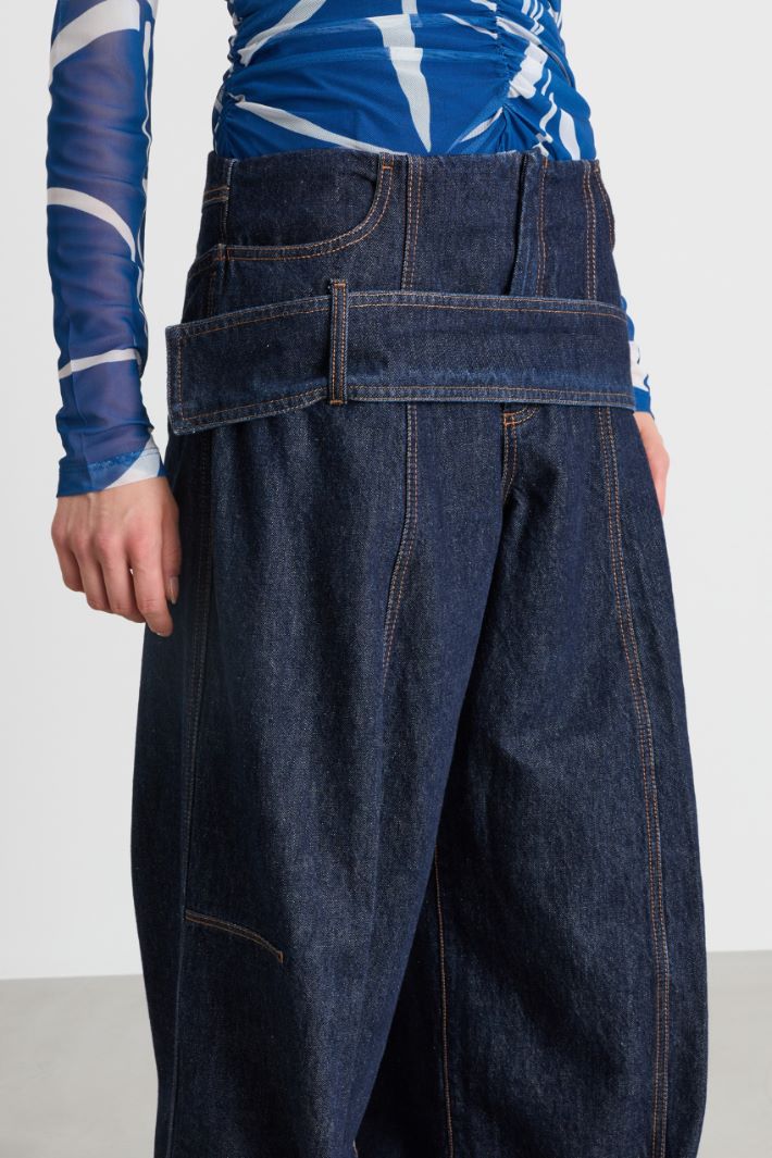 Oversize-Jeans mit tief sitzendem Diagonalgürtel - BLAU - Intrend - 3
