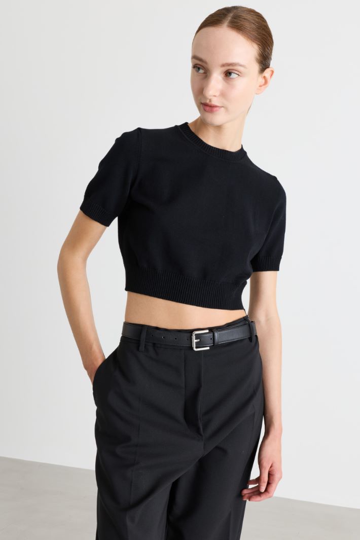 Short-Sleeved Knitted Crop Top - BLACK - Intrend - 2
