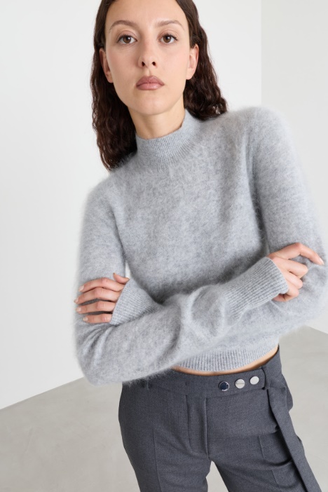 Maglia in puro cashmere con collo rialzato
