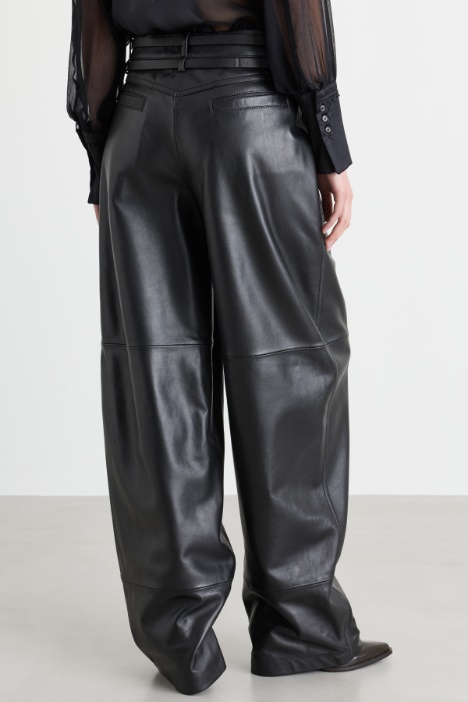 Pantalone ampio in pelle con cintura