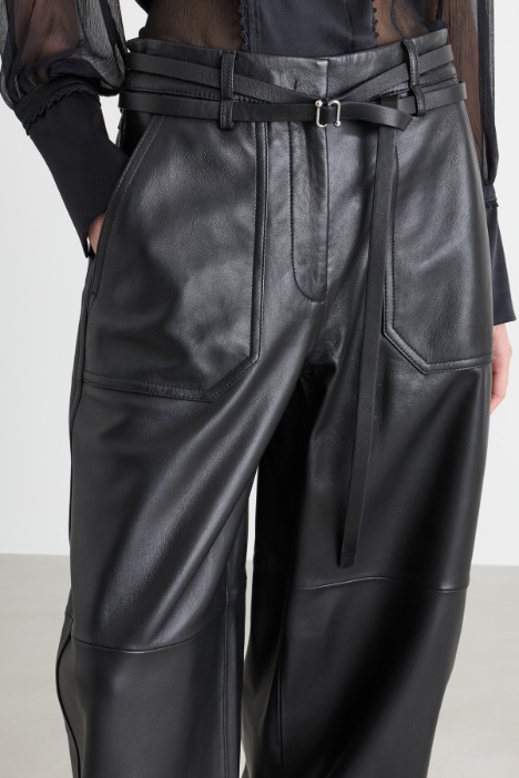 Pantalone ampio in pelle con cintura