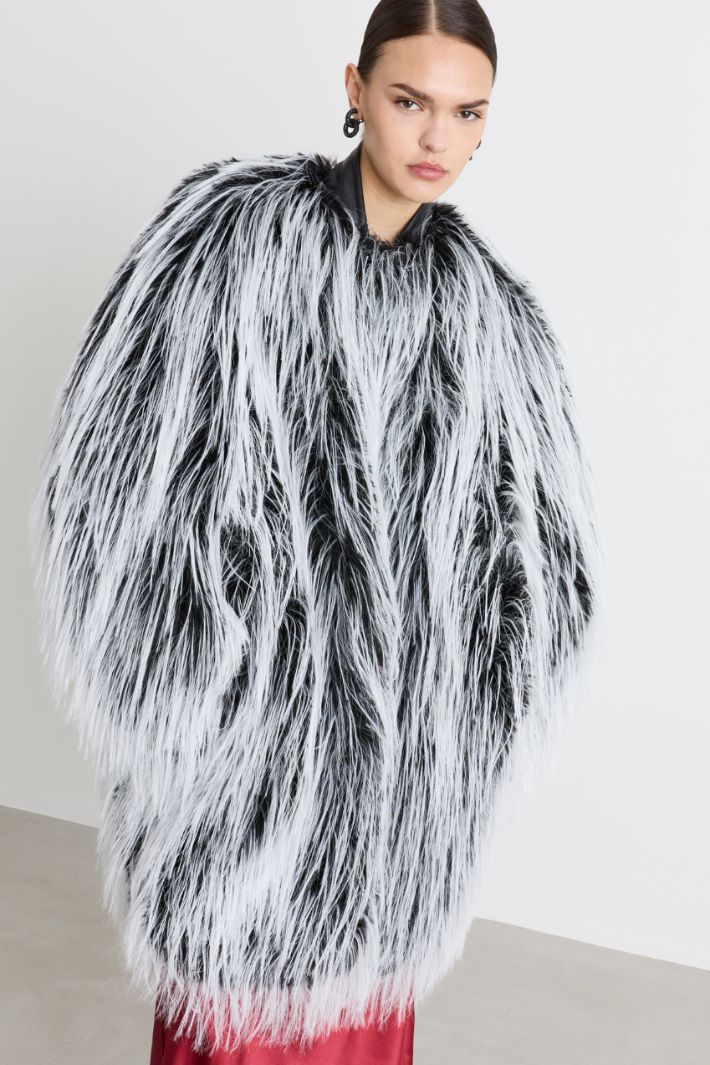 Oversized faux-fur jacket - BLACK WHITE - Intrend - 2