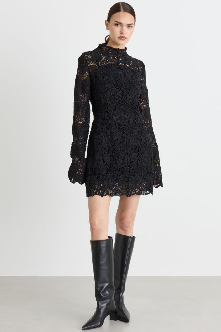 Short floral macramé dress - BLACK - Intrend - 2