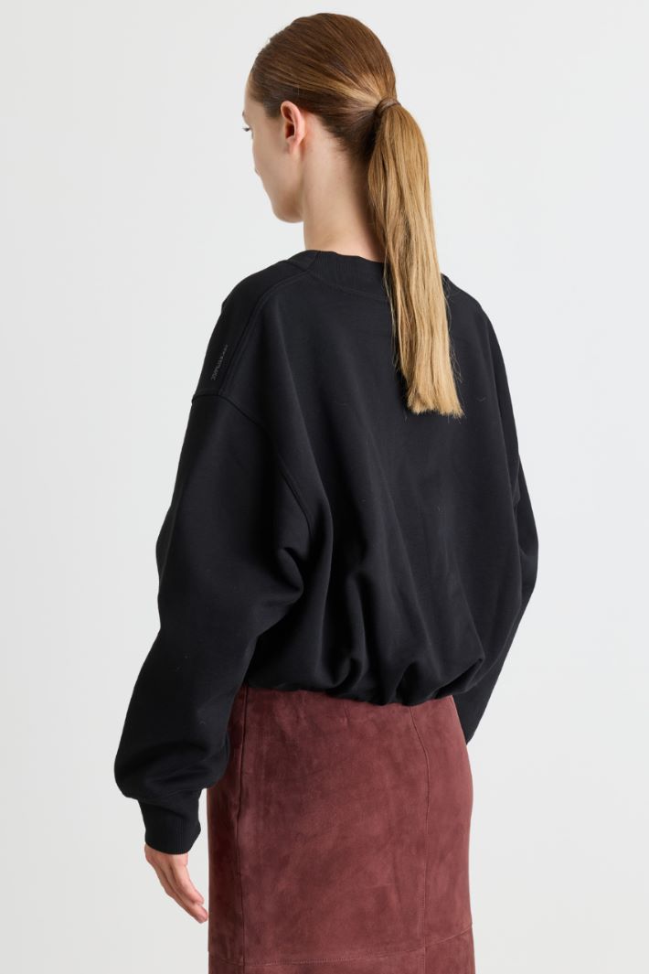 Felpa crop con scollo a V - NERO - Intrend - 4