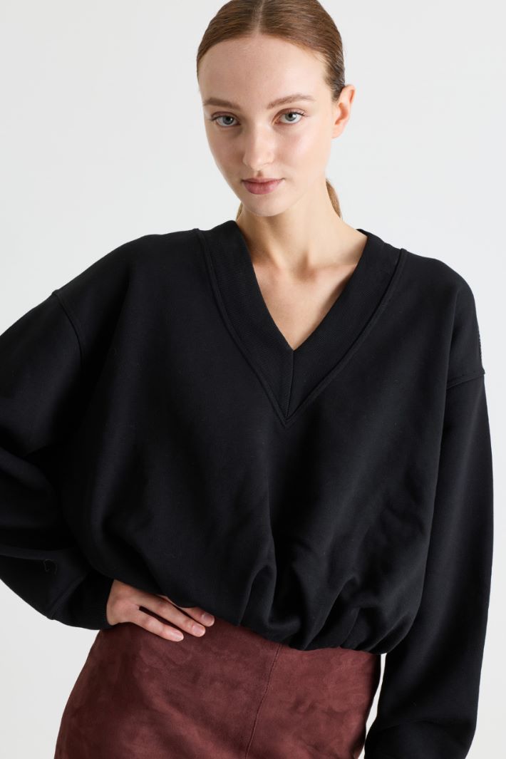 Felpa crop con scollo a V - NERO - Intrend - 3