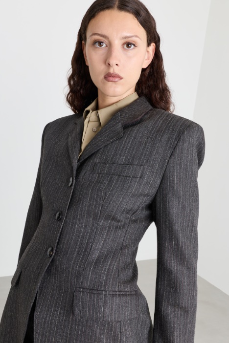 Blazer aderente in pura lana a tre bottoni
