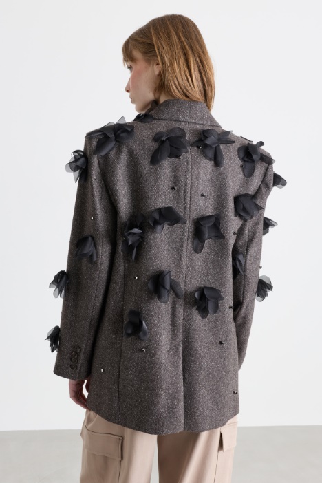 Blazer in lana con fiori in georgette e cristalli