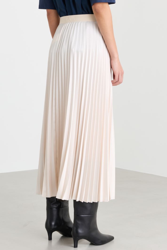 Plissé technical satin skirt - WHITE - Intrend - 4