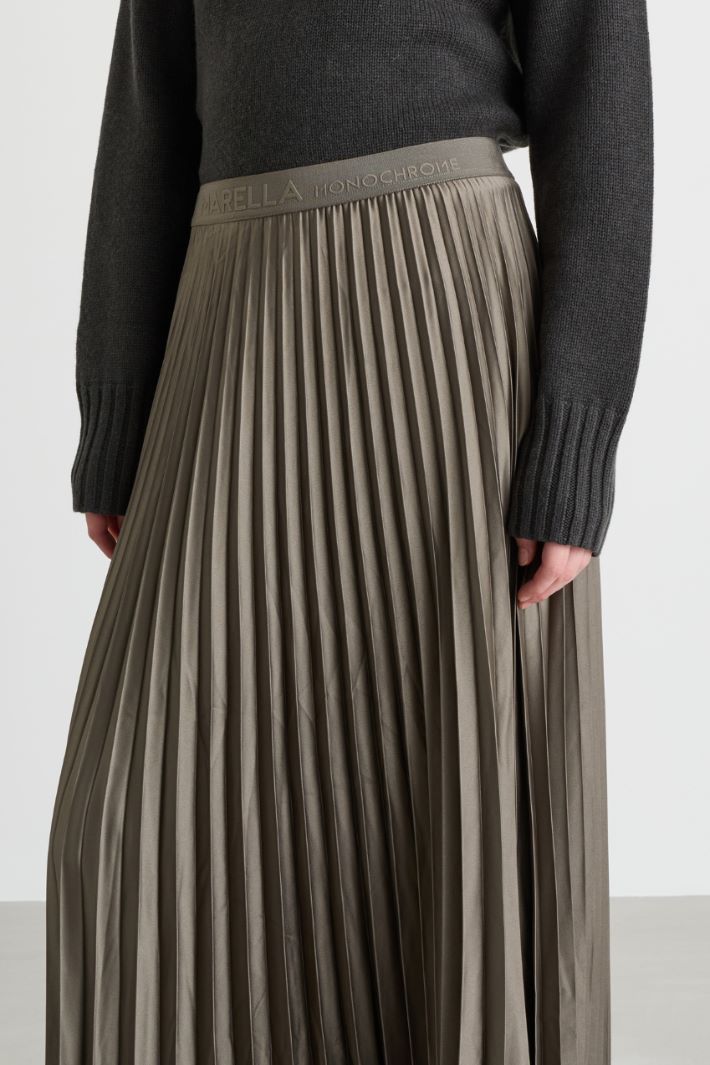 Plissé technical satin skirt - GREEN - Intrend - 3