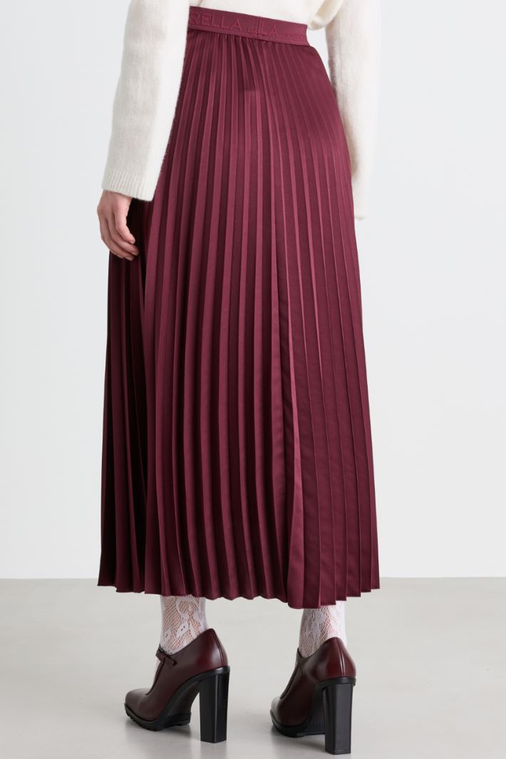 Plissé technical satin skirt - BORDEAUX - Intrend - 4
