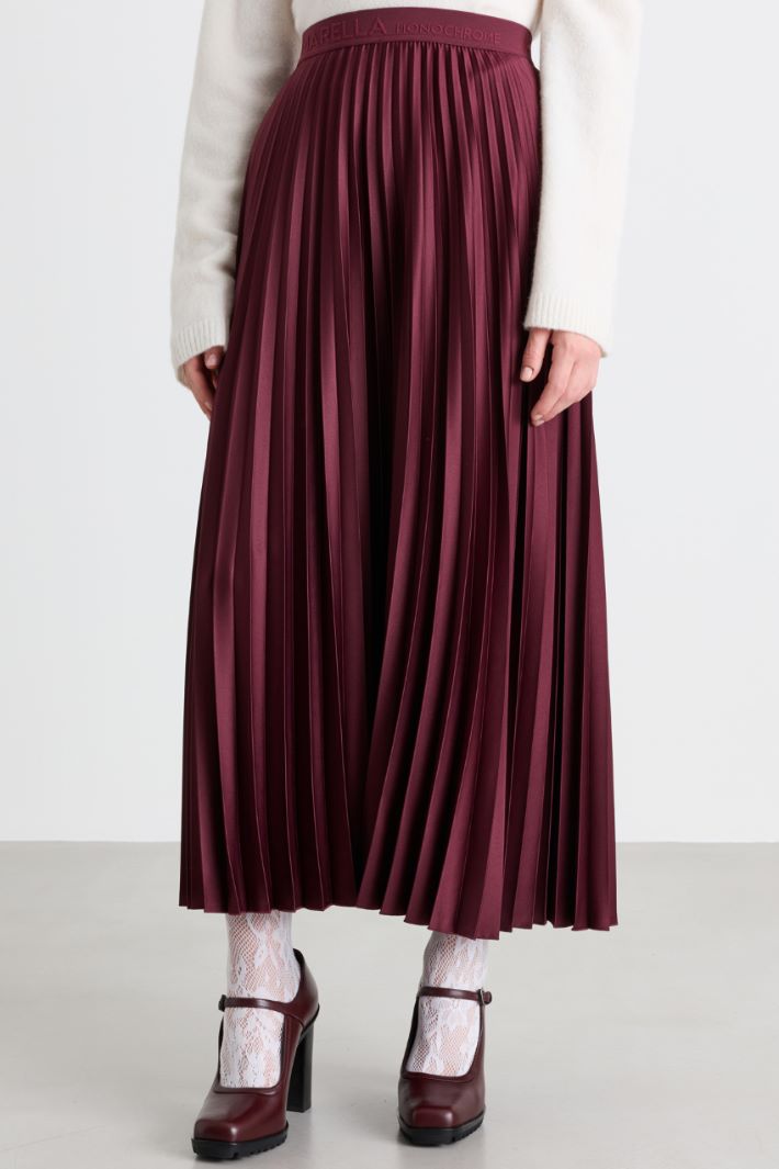 Plissé technical satin skirt - BORDEAUX - Intrend - 2