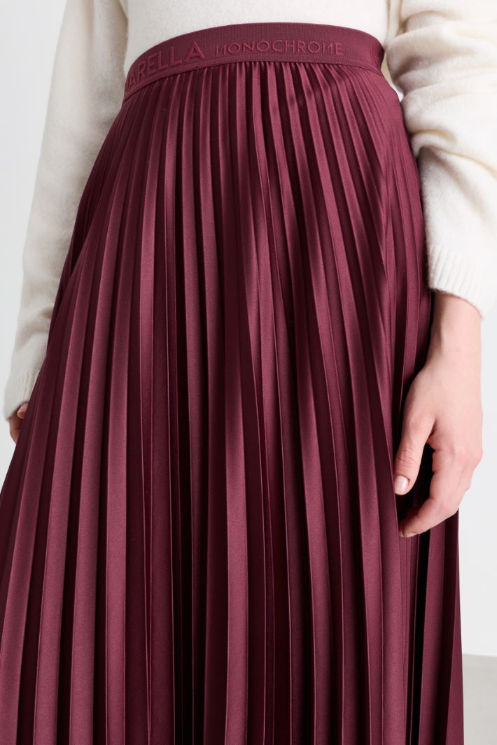 Plissé technical satin skirt - BORDEAUX - Intrend - 3