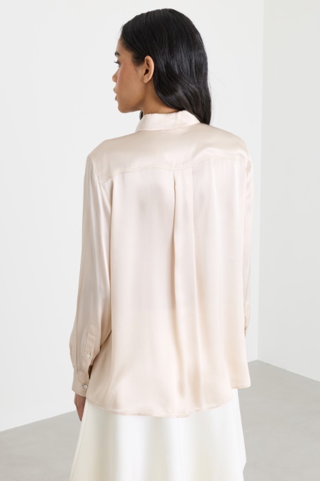 Blusa fluida in raso