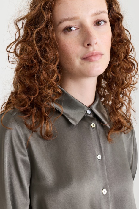 Blusa fluida in raso