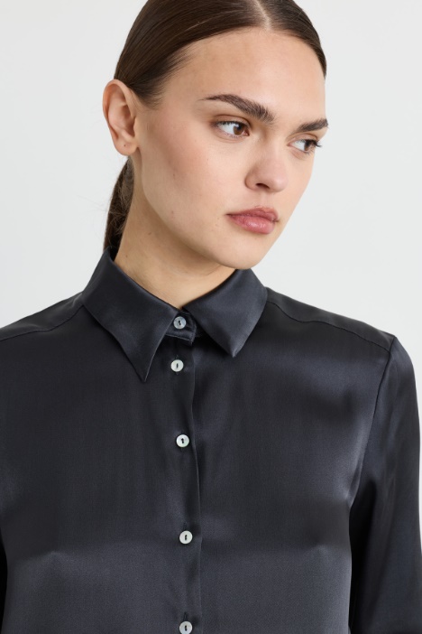Blusa fluida in raso