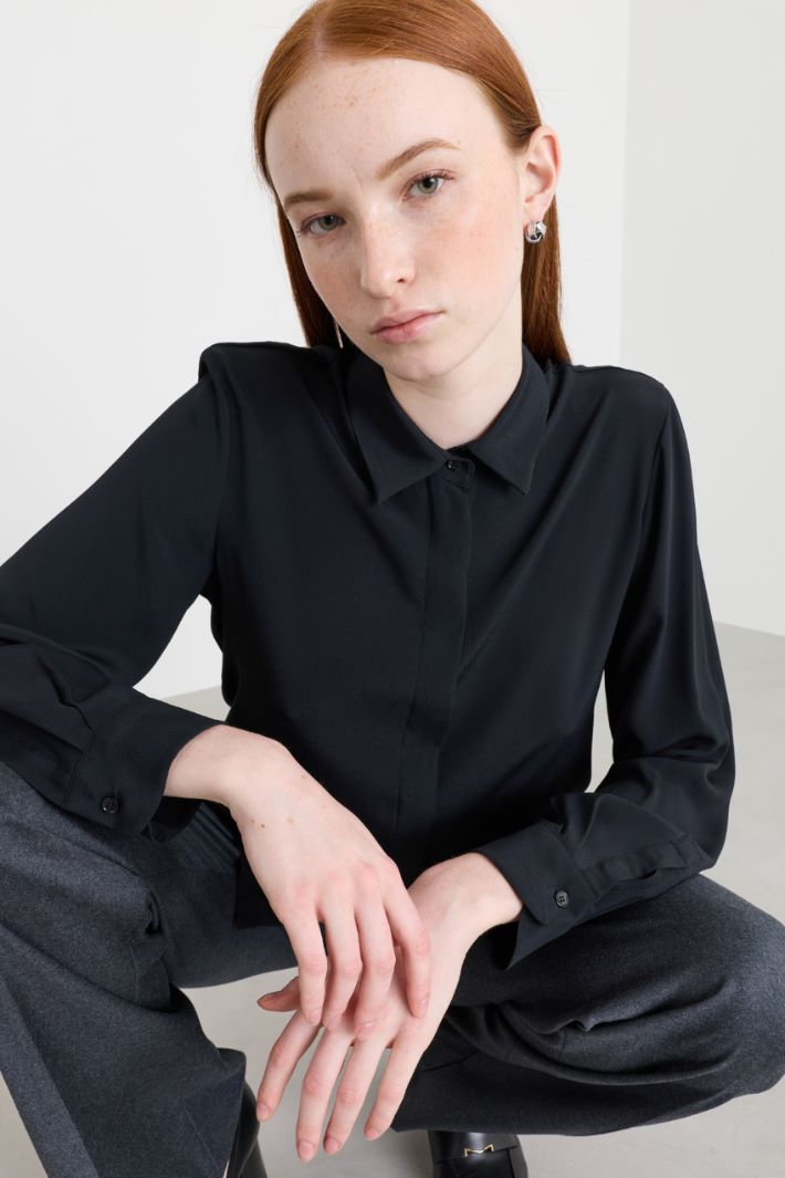 Floral-detail crepe shirt - BLACK - Intrend - 3