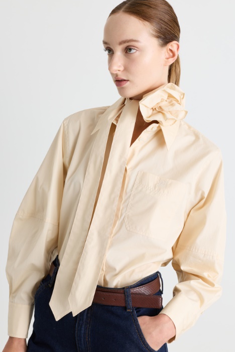 Camicia con cravatta e fiore