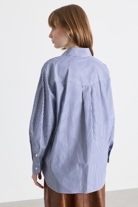Camicia con cravatta e fiore