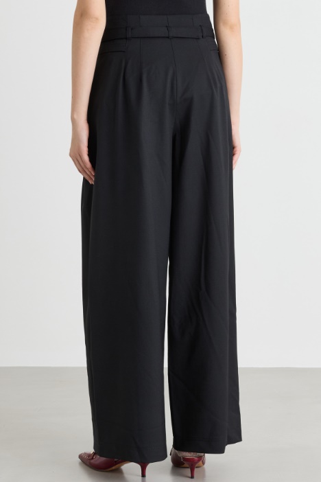 Pantalone a vita alta con cintura