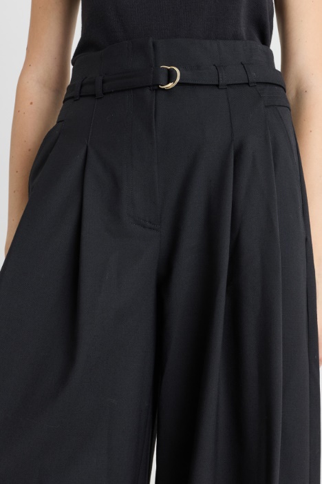 Pantalone a vita alta con cintura