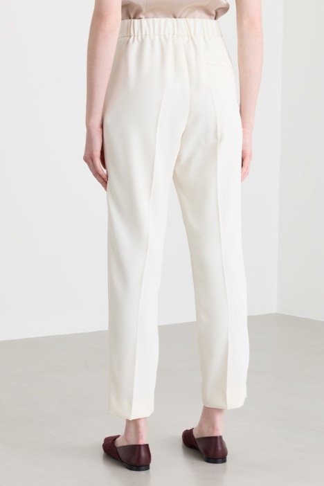 Pantalone con pieghe