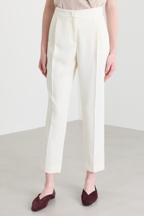 Pantalone con pieghe