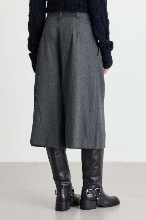 Pantalone largo con pinces