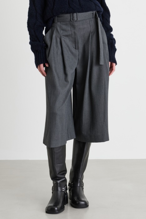 Pantalone largo con pinces