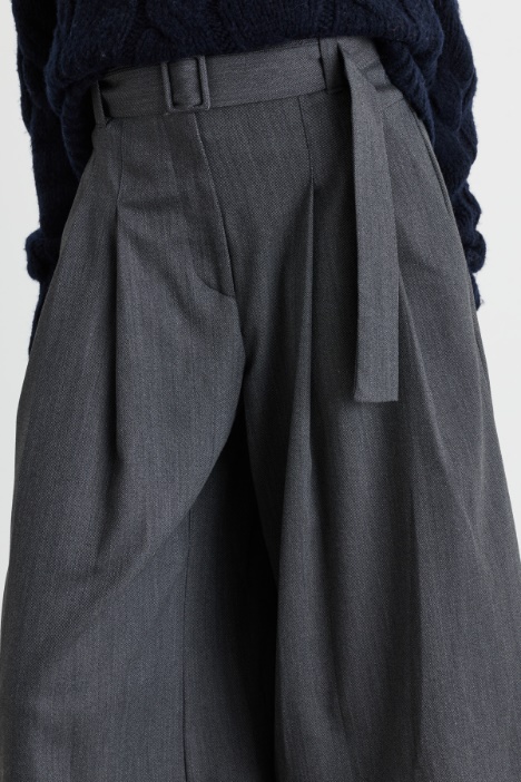 Pantalone largo con pinces