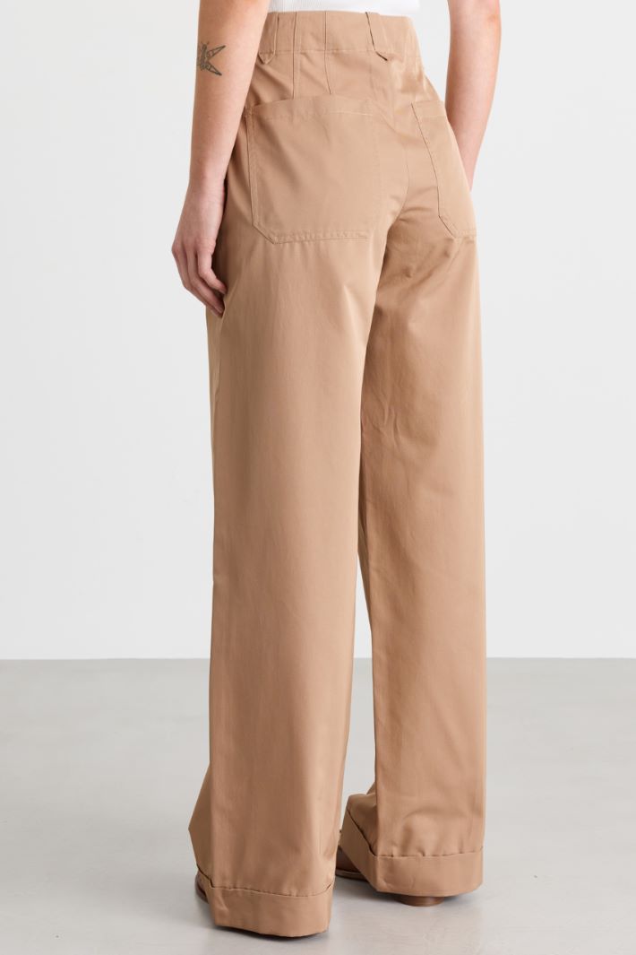 Weit geschnittene Hose aus wasserabweisendem Twill - KAMEL - Intrend - 4