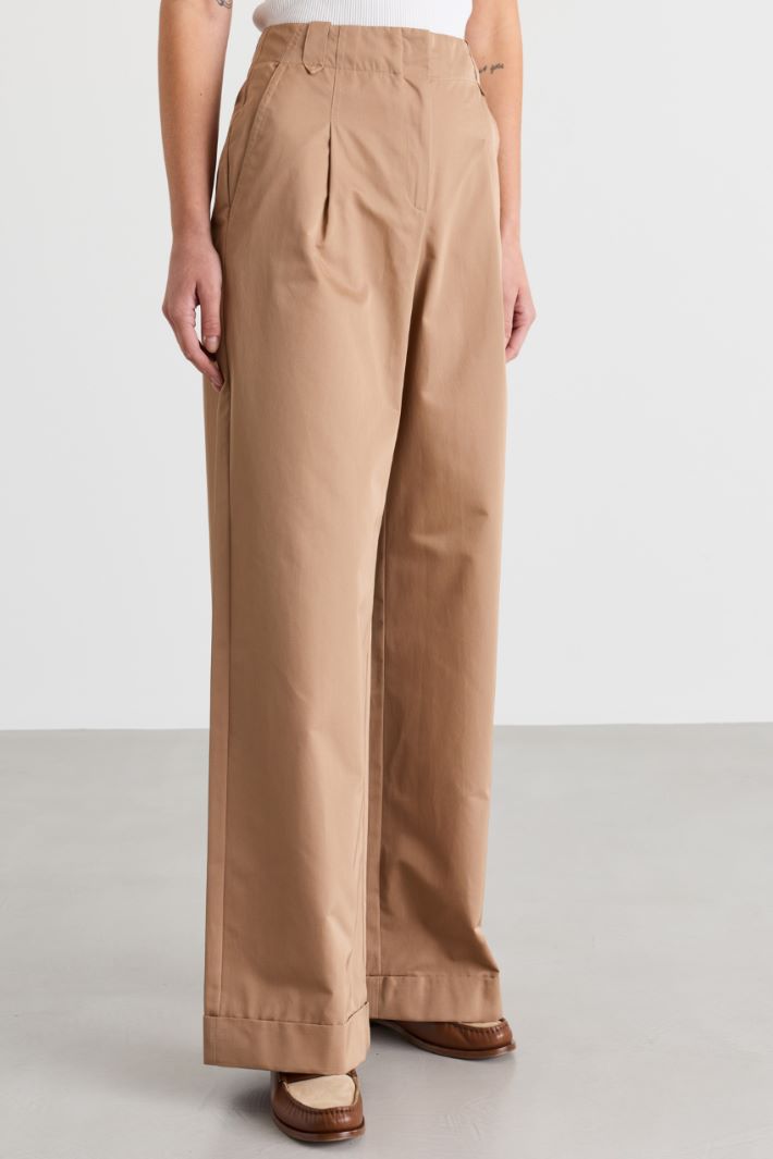 Weit geschnittene Hose aus wasserabweisendem Twill - KAMEL - Intrend - 2