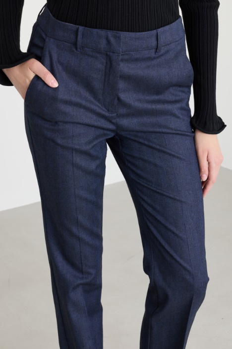 Pantalone aderente effetto jeans
