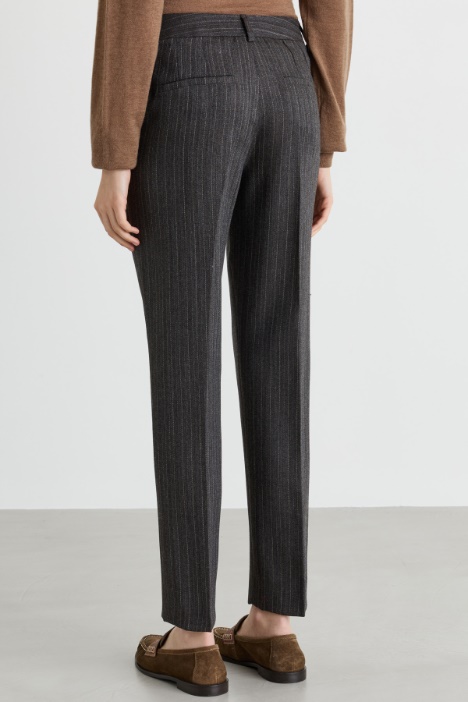 Pantalone aderente con tasche