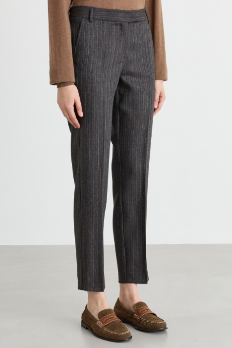 Pantalone aderente con tasche