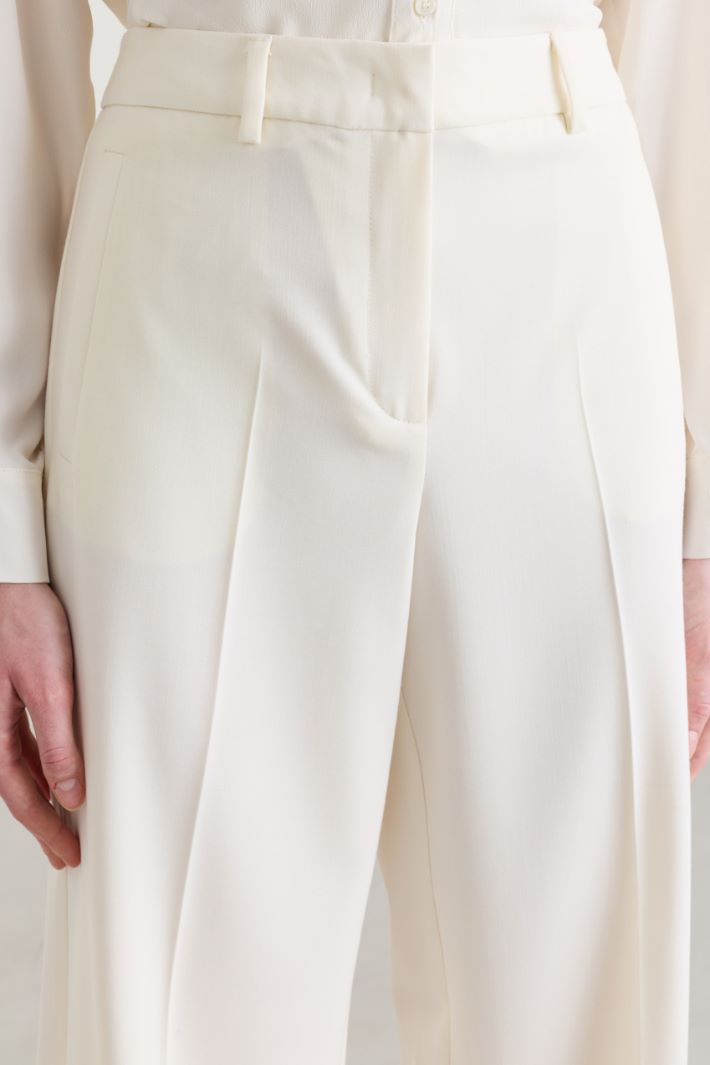 Weit geschnittene Hose mit Bügelfalte - WEISS - Intrend - 3