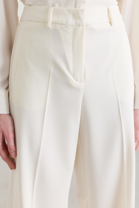 Pantalone ampio in misto lana con piega