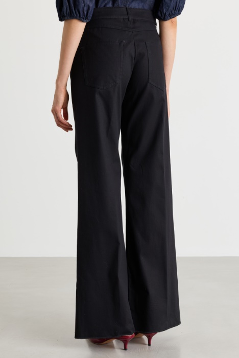Pantalone svasato in twill
