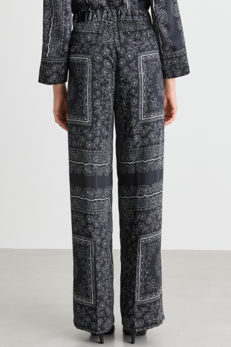 Pantalone in twill stretch con pieghe