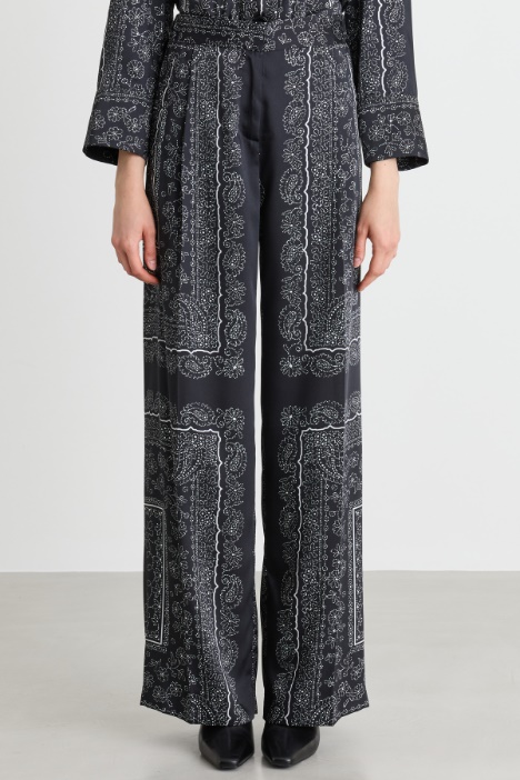 Pantalone in twill stretch con pieghe