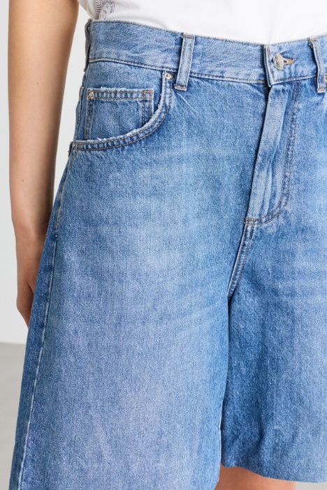 Short in jeans