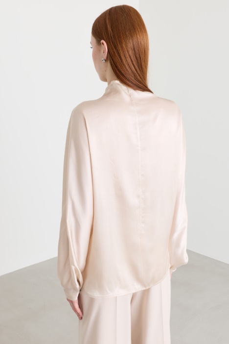 Blusa con collo rialzato