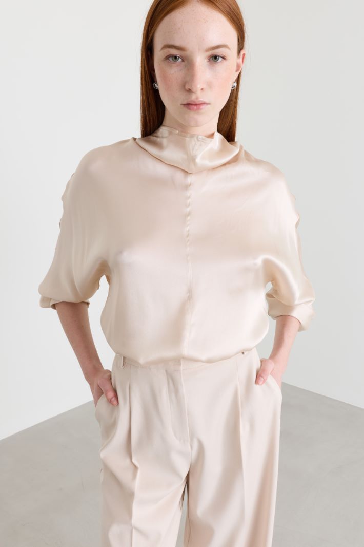 Blusa con collo rialzato - BEIGE - Intrend - 2