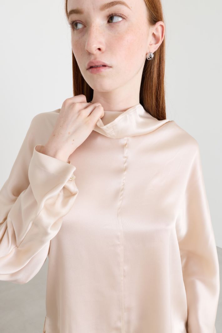 Blusa con collo rialzato - BEIGE - Intrend - 3
