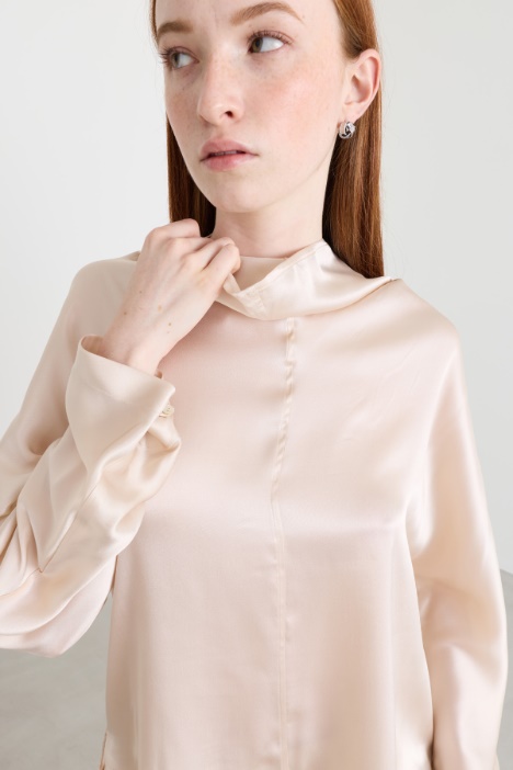 Blusa con collo rialzato