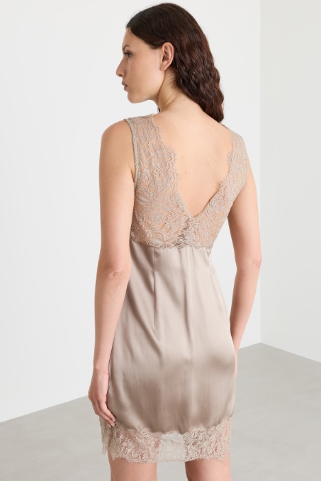 Abito con inserti in pizzo